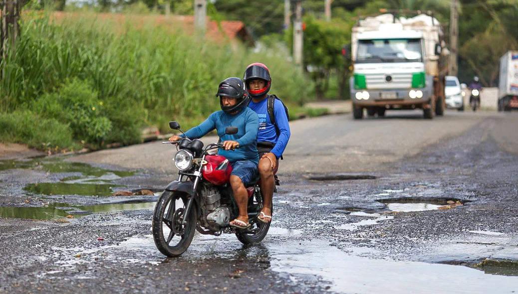 Motoqueiro passa com dificuldades pela Avenida Josué Moura Santos