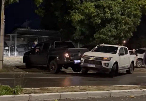 Motorista colide em caminhonete em estacionamento