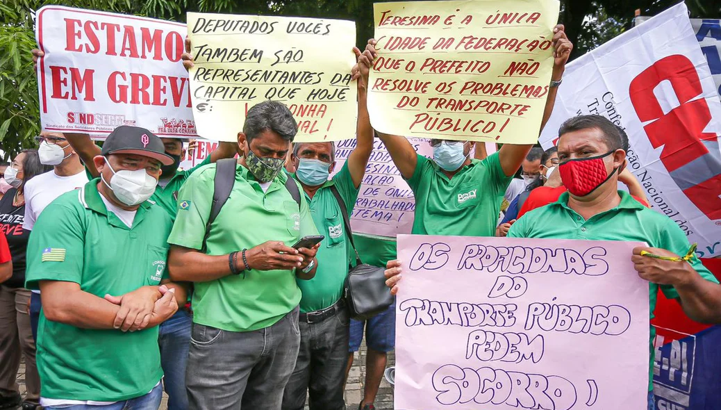 Motoristas e cobradores do transporte público