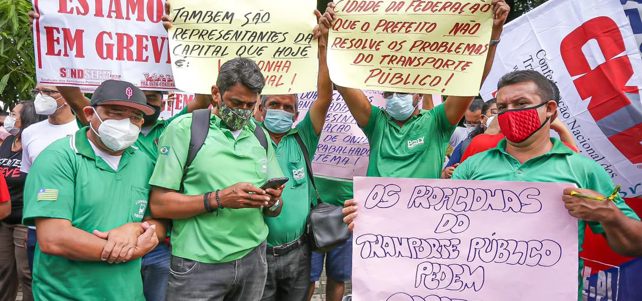 Motoristas e cobradores do transporte público