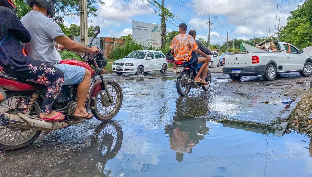 Motoristas e motociclistas passam com dificuldades pelo Avenida