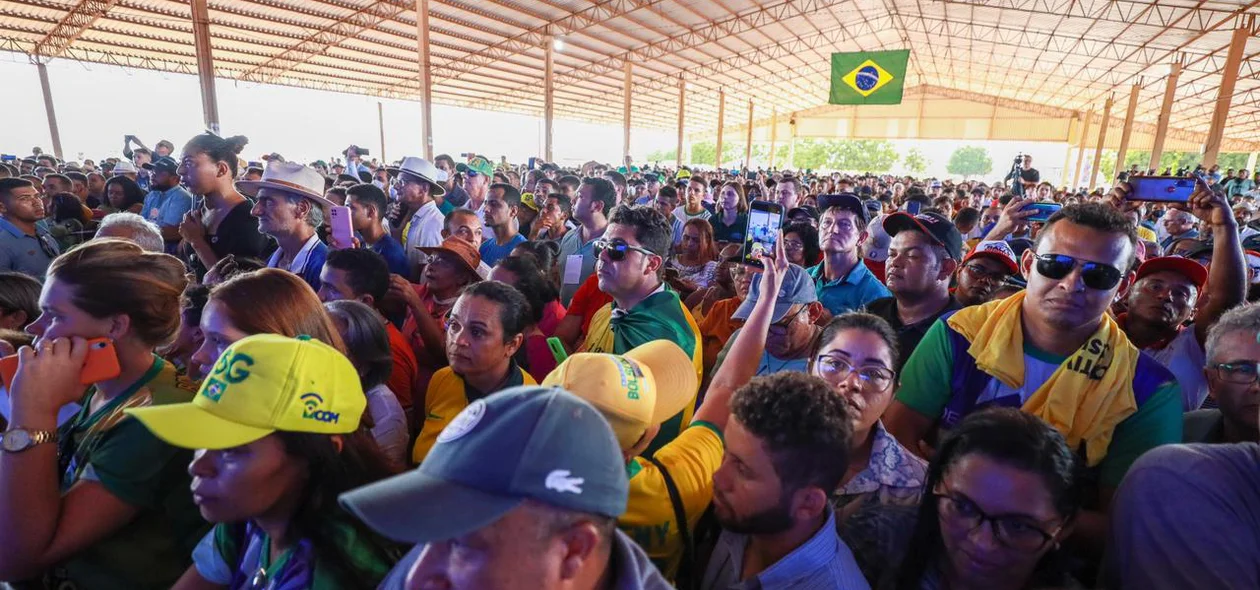 Muita gente na solenidade