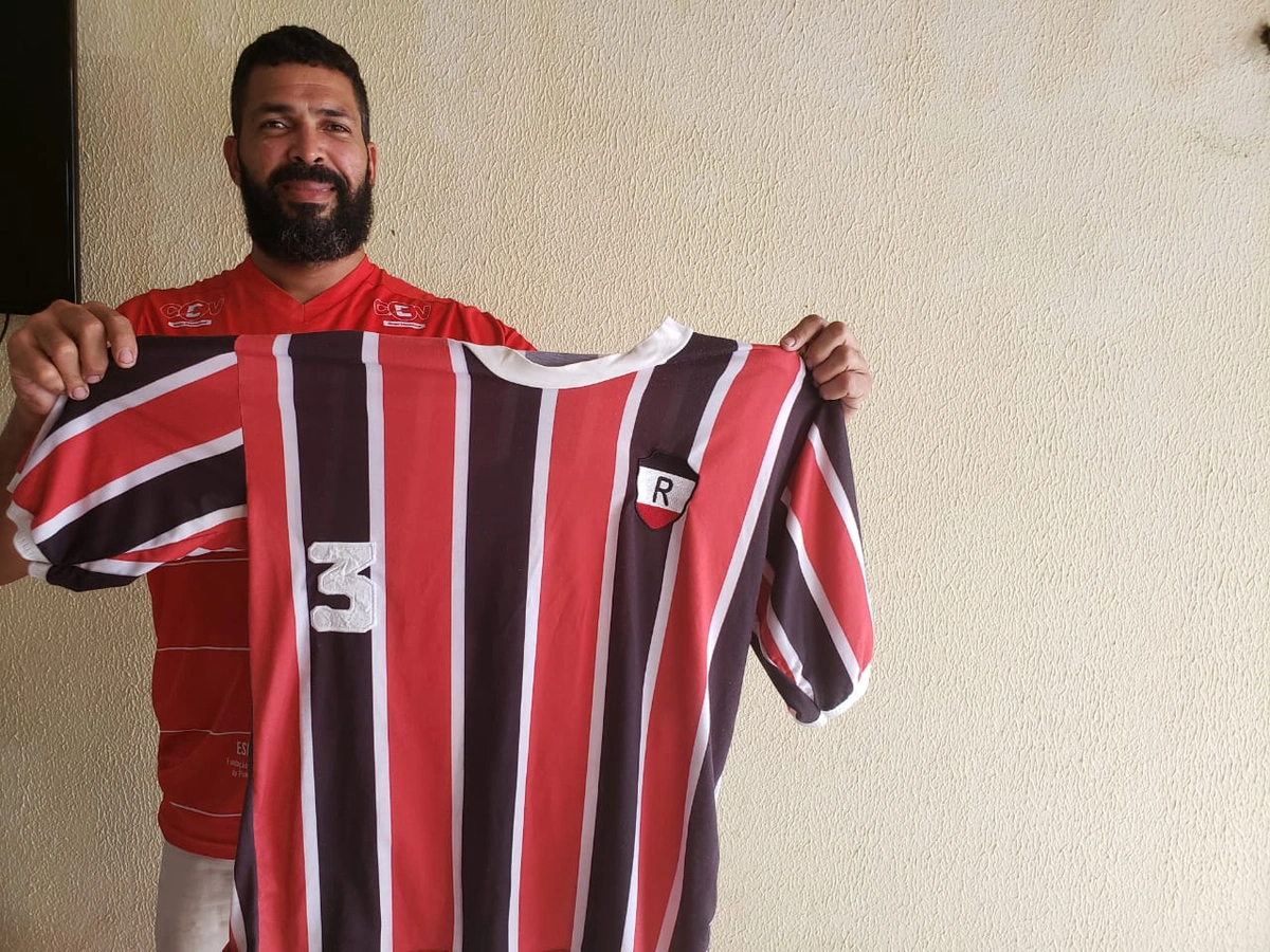 O aficionado chegou a mandar fazer réplicas de camisas utilizadas pelo clube nas décadas d 60 e 70
