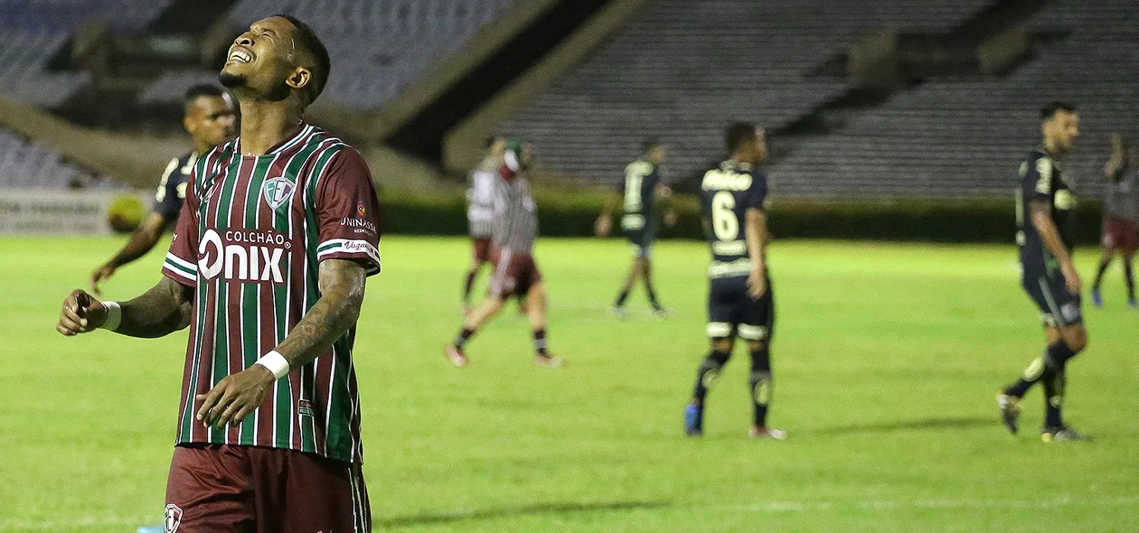 O atacante Mário Sérgio