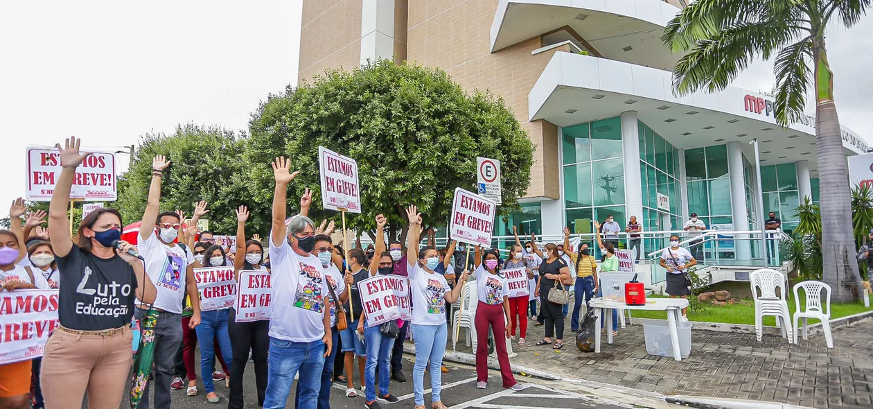 O ato aconteceu ao lado do Ministério Público