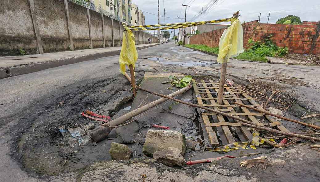 O buraco fica por trás do condomínio Don Avelar