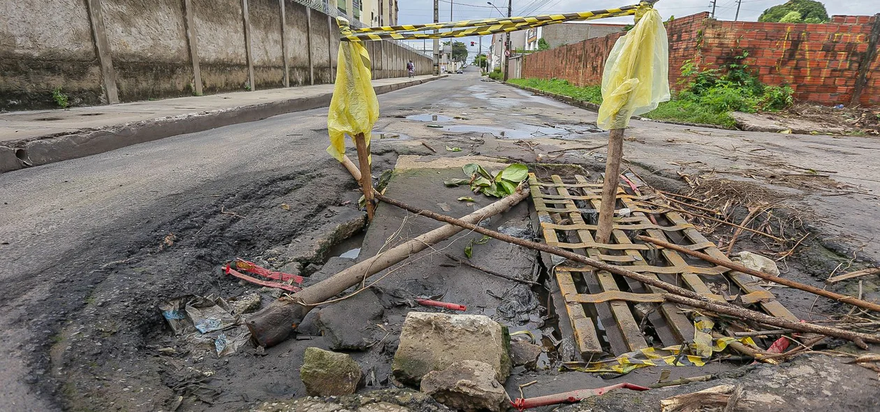 O buraco fica por trás do condomínio Don Avelar