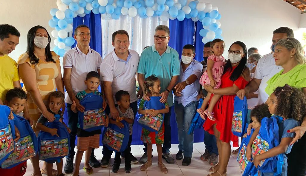 O deputado João Mádison ao lado de crianças em Currais