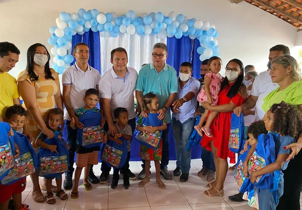 O deputado João Mádison ao lado de crianças em Currais