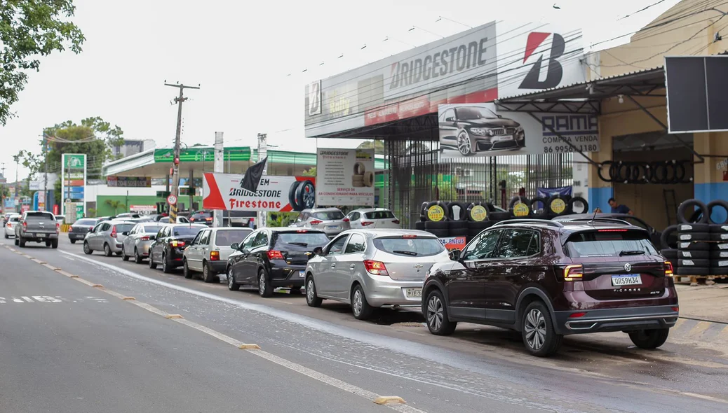 O posto na zona leste gerou enorme fila