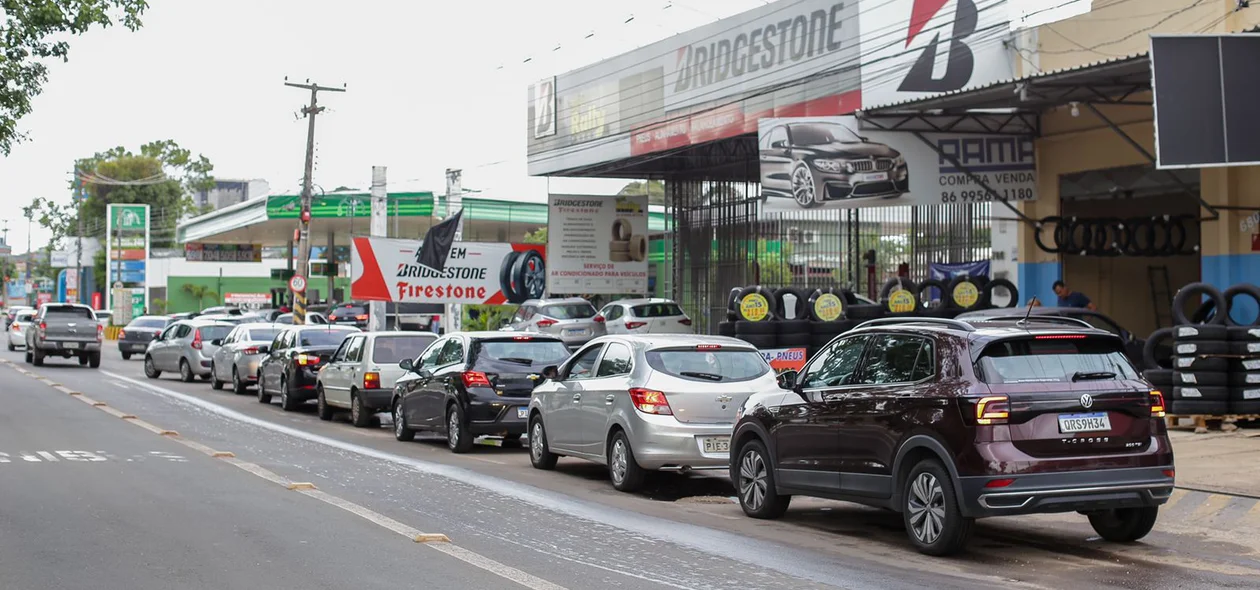 O posto na zona leste gerou enorme fila
