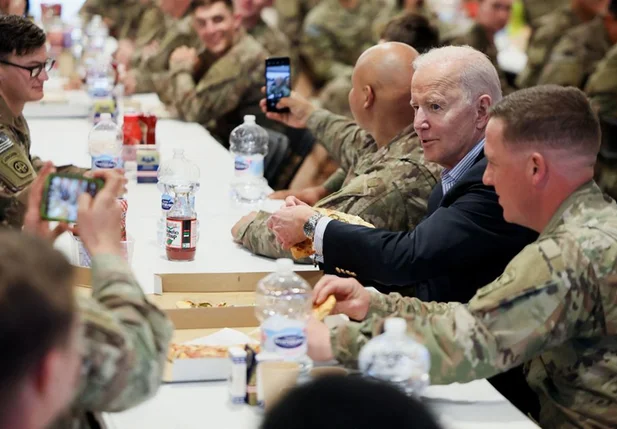 O presidente dos EUA, Joe Biden, visitando soldados americanos na fronteira da Polônia com a Ucrânia