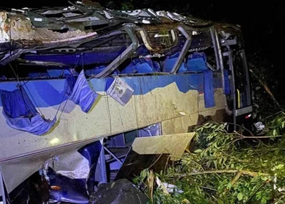 Ônibus capotou e dez pessoas morreram