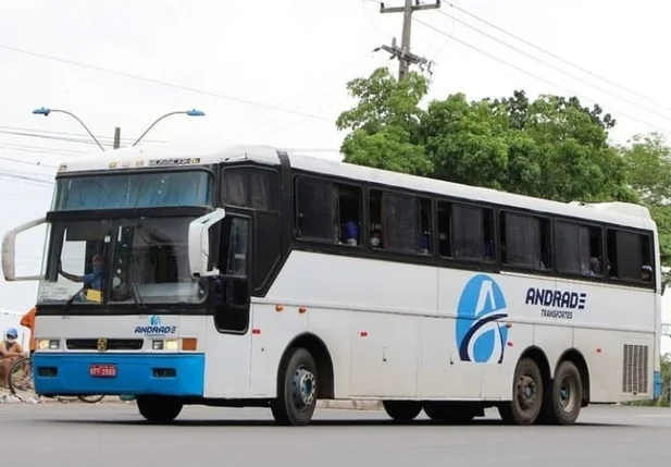 Ônibus da empresa Andrade Transportes