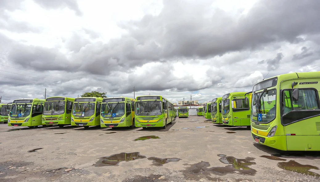 Ônibus parados na empresa Transcol