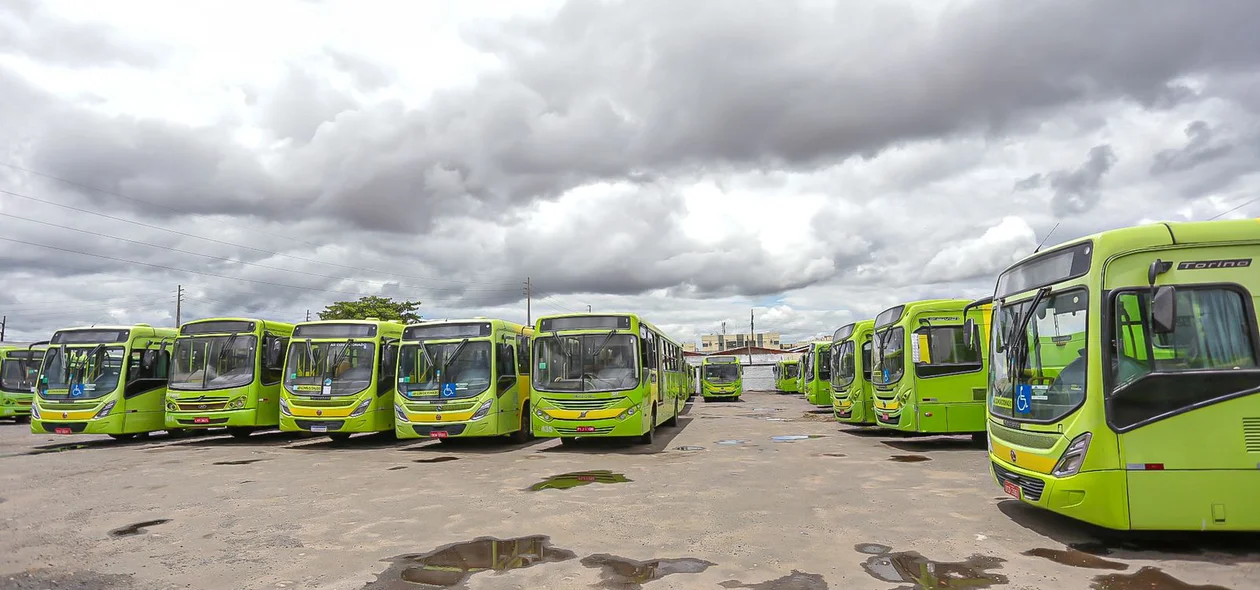 Ônibus parados na empresa Transcol