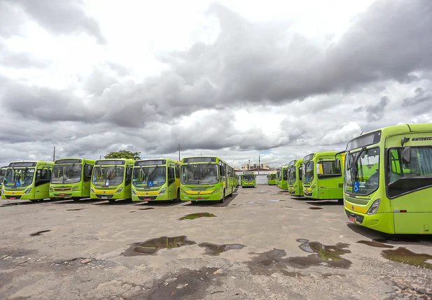 Ônibus parados na empresa Transcol