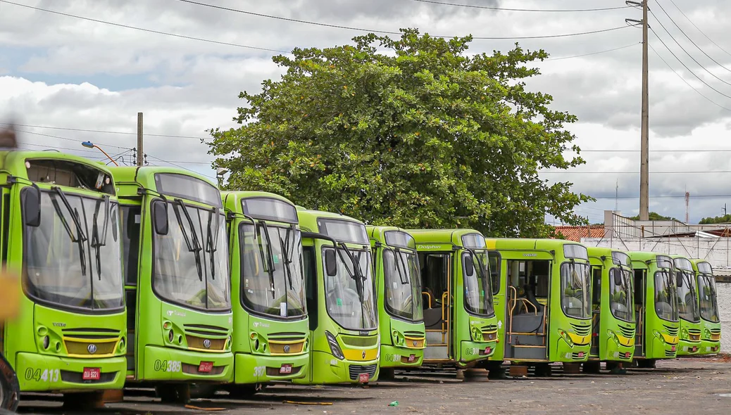 Ônibus parados na garagem da transcol