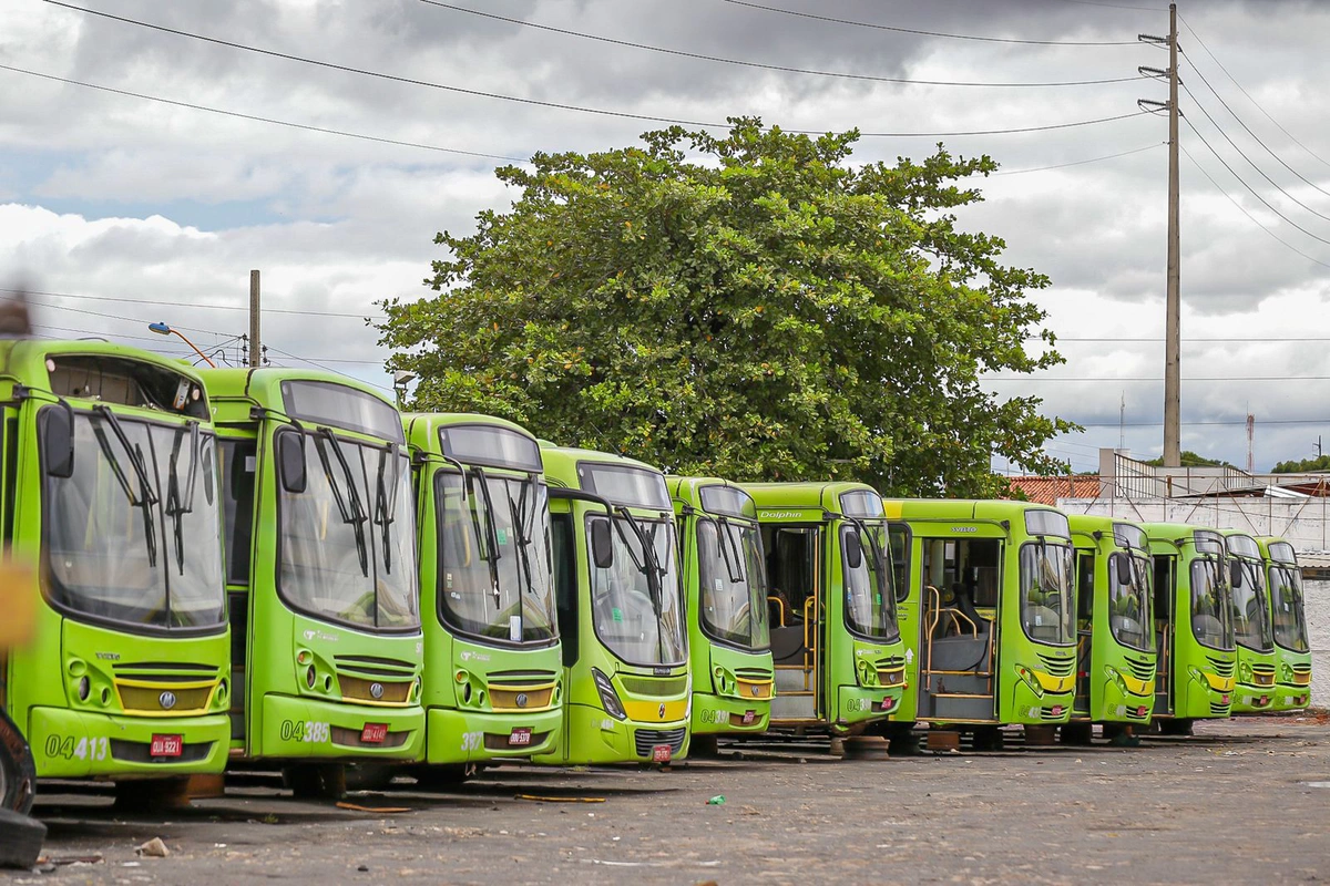 Ônibus parados na garagem da transcol