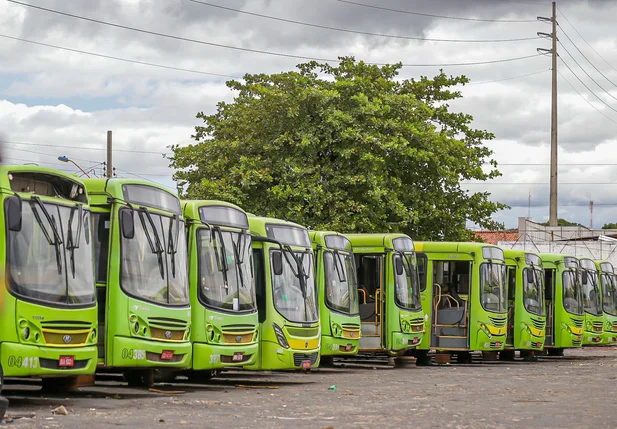 Ônibus parados na garagem da transcol