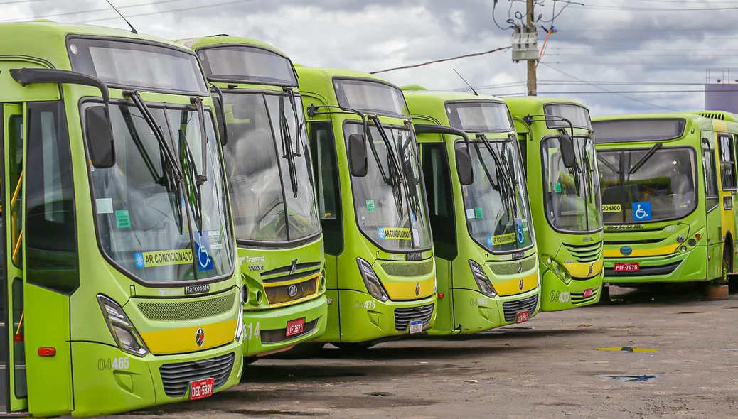 Ônibus parados