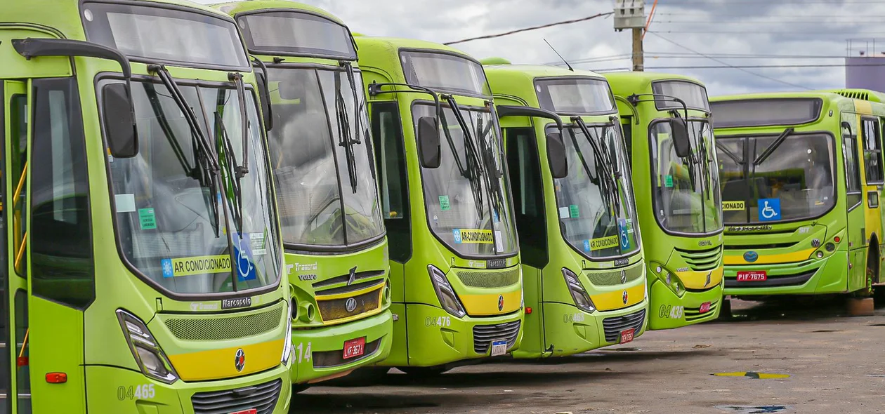 Ônibus parados