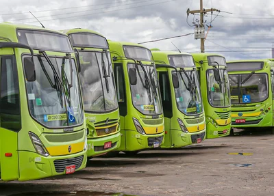 Ônibus parados