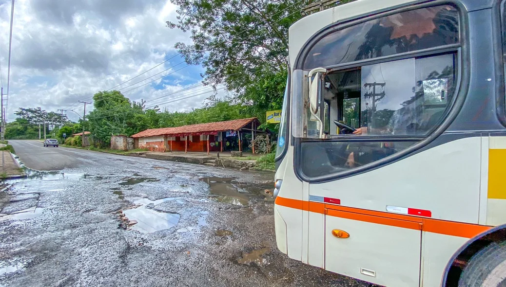 Ônibus passa com dificuldades pelo local