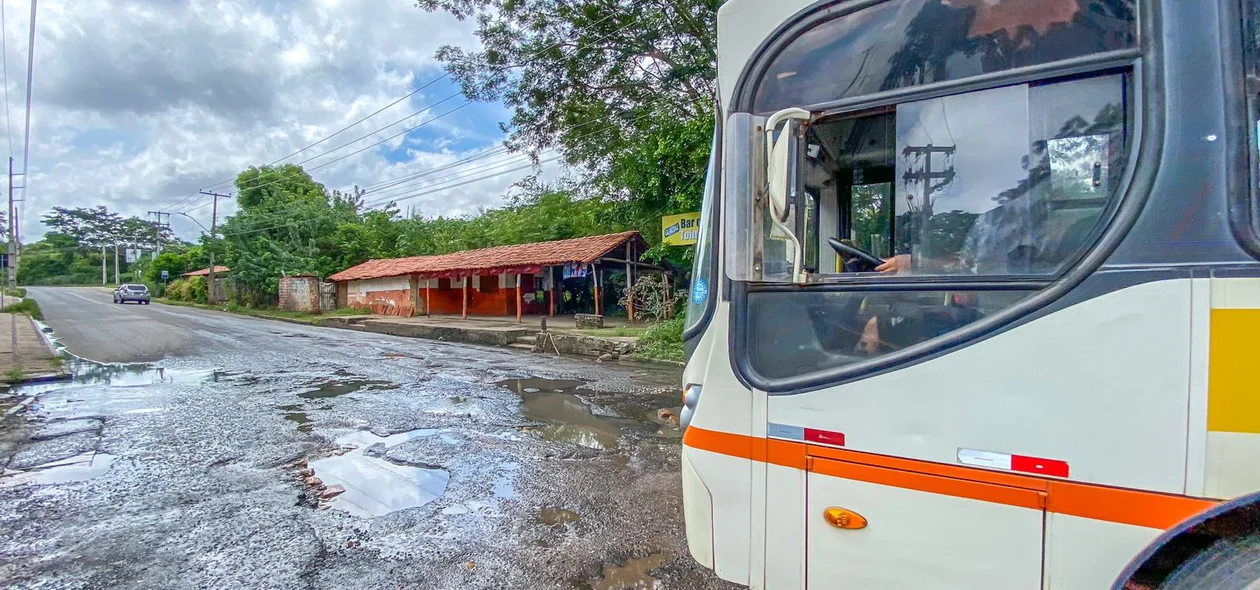 Ônibus passa com dificuldades pelo local