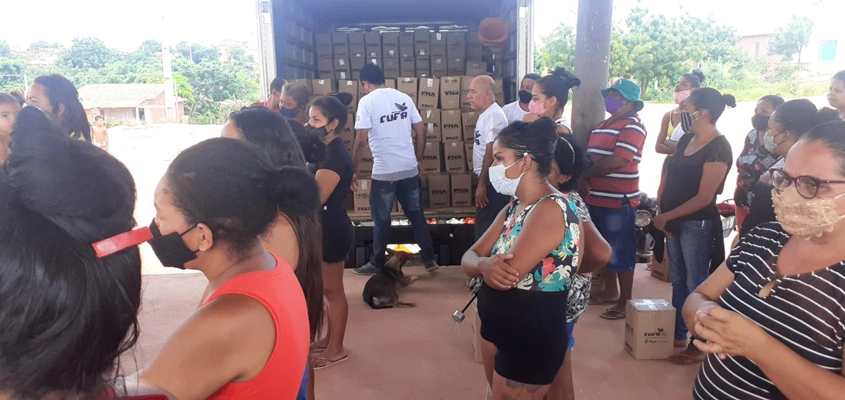 Os alimentos foram entregues a vítimas das enchentes e pessoas em situação vulnerável