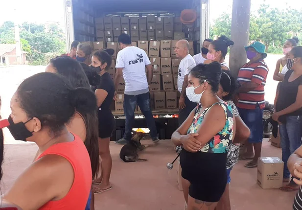 Os alimentos foram entregues a vítimas das enchentes e pessoas em situação vulnerável