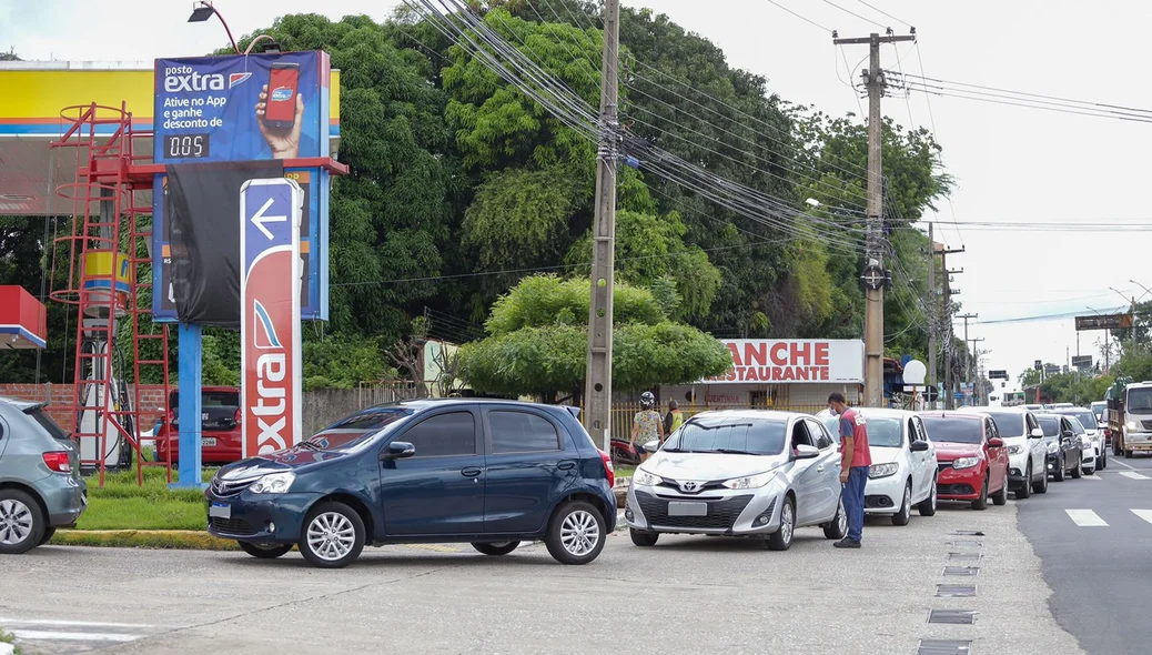 Os motoristas lotaram os postos nesta quinta