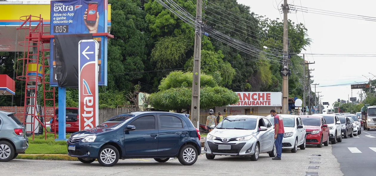 Os motoristas lotaram os postos nesta quinta