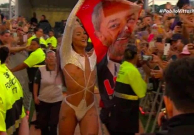 Pabllo Vittar segurou toalha com a foto de Lula ao chegar no Lollapalooza 2022 em São Paulo