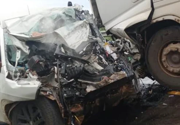 Pai e filho morrem em colisão entre carro e carreta no Sul do Piauí
