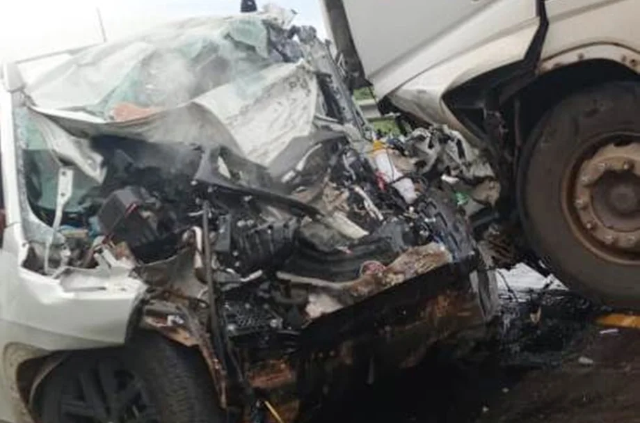Pai e filho morrem em colisão entre carro e carreta no Sul do Piauí