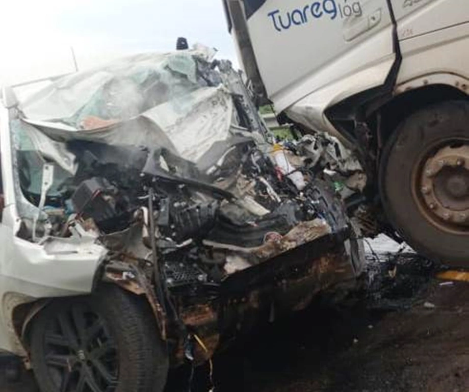 Pai e filho morrem em colisão entre carro e carreta no Sul do Piauí