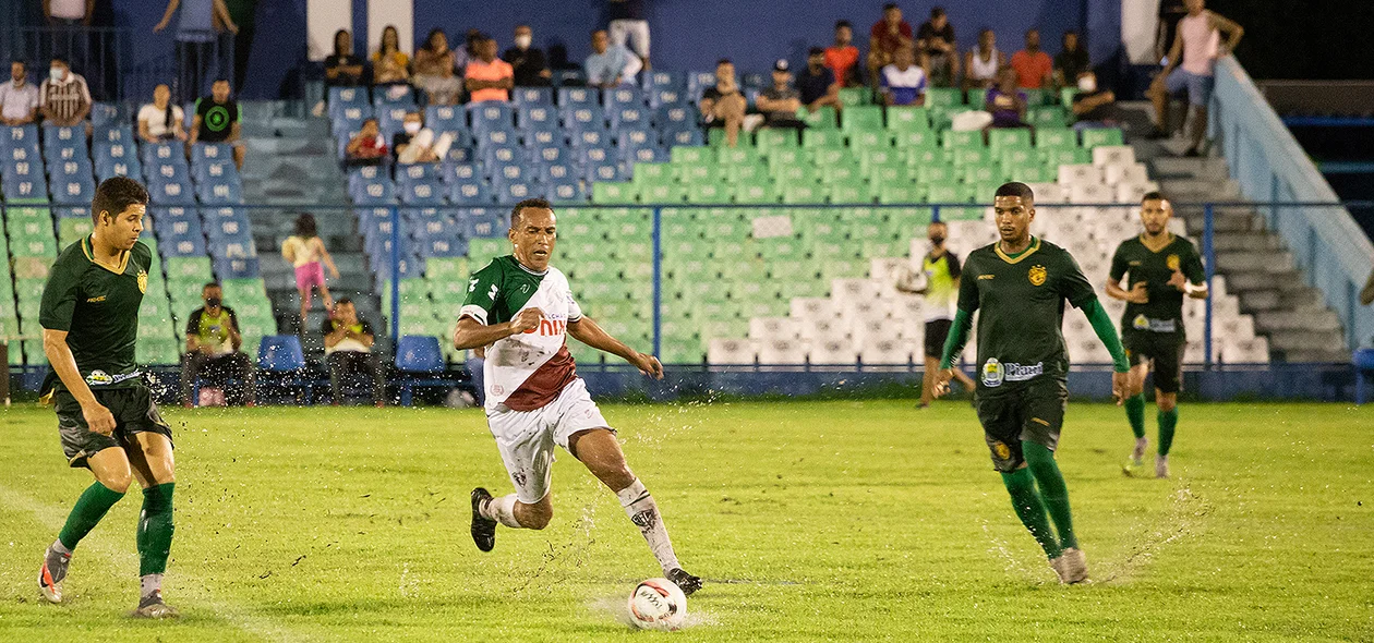 Partida valendo a liderança do campeonato