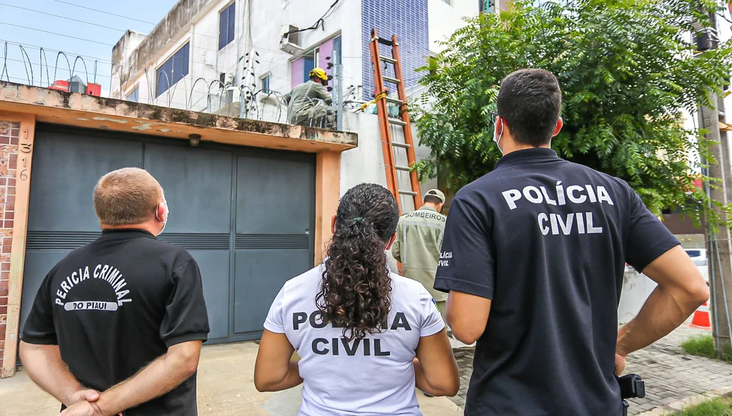 Peritos esperavam o corpo ser retirado