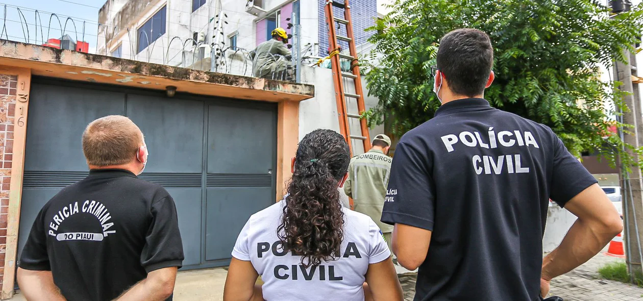 Peritos esperavam o corpo ser retirado