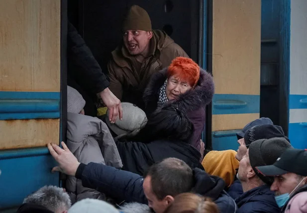 Pessoas tentam entrar em trem de Kiev para Lviv