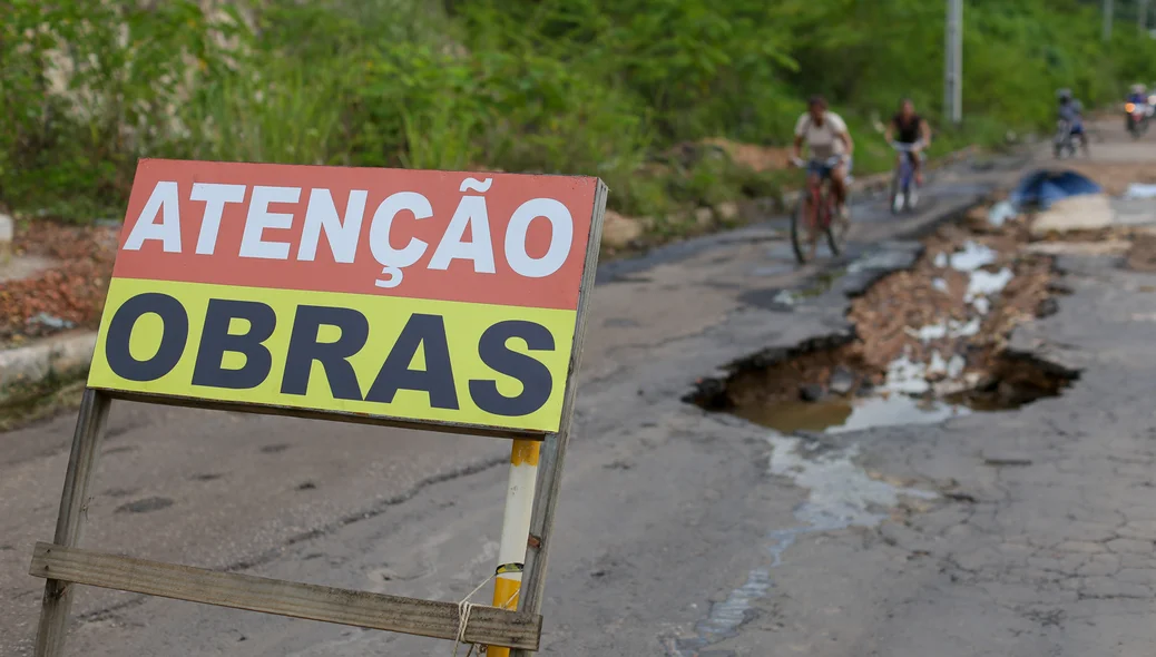 Placa de atenção obras