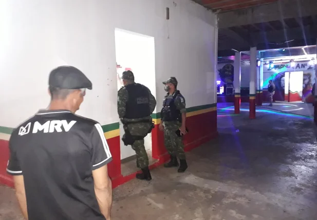 Polícia Militar durante fiscalização de decreto em Teresina