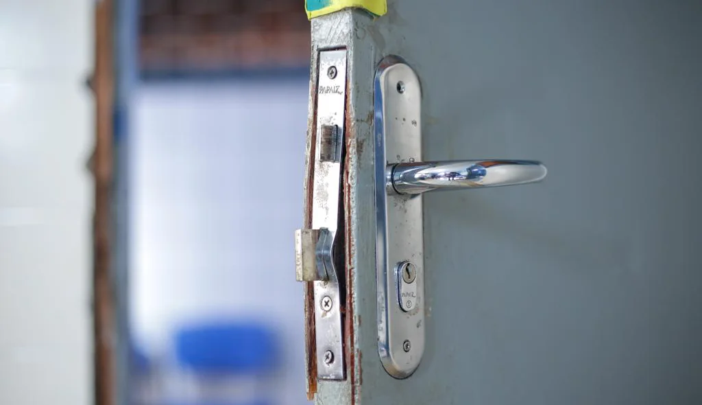Porta arrebentada