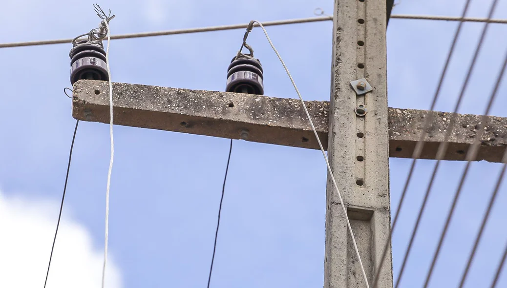 Poste onde os cabos explodiram