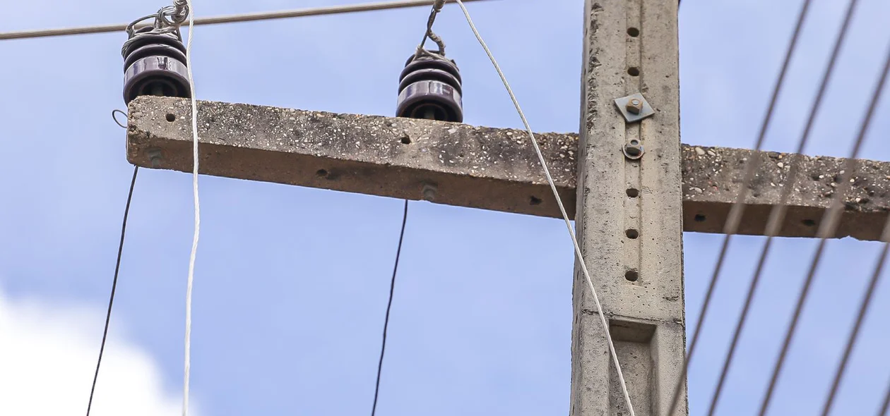 Poste onde os cabos explodiram