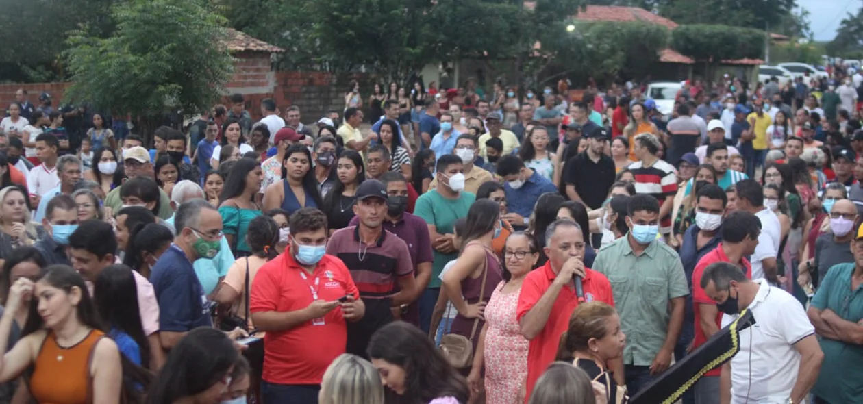 Prefeito entrega obras