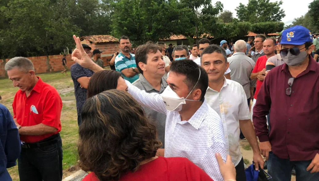 Prefeito entrega obras
