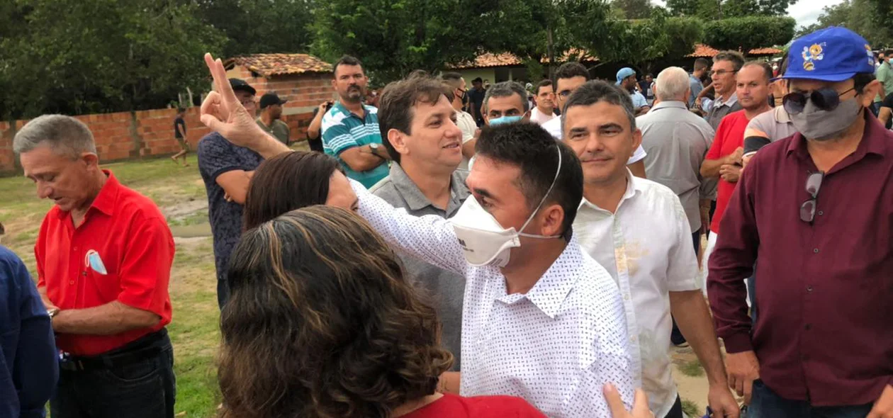 Prefeito entrega obras