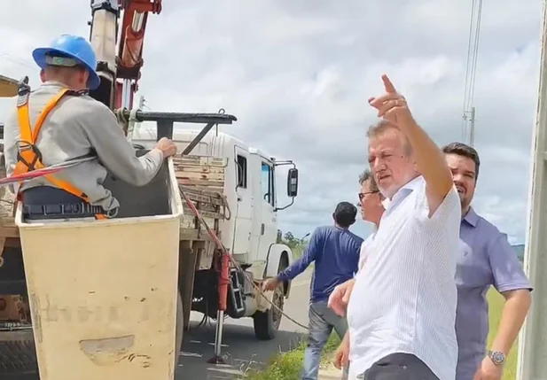 Prefeito Joãozinho Félix acompanhando a obra